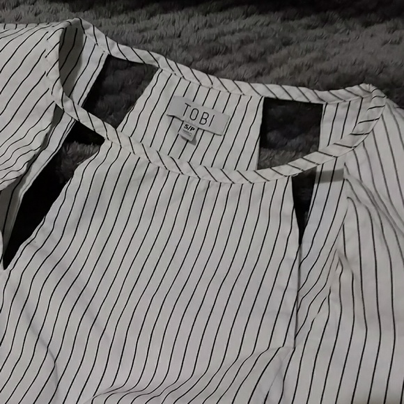 Tobi crop top w cutouts - Picture 2 of 5